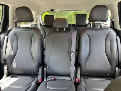 Used 2026 Kia Carnival FWD image 40
