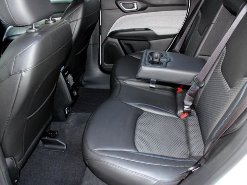 Used 2024 Jeep Compass Latitude image 15