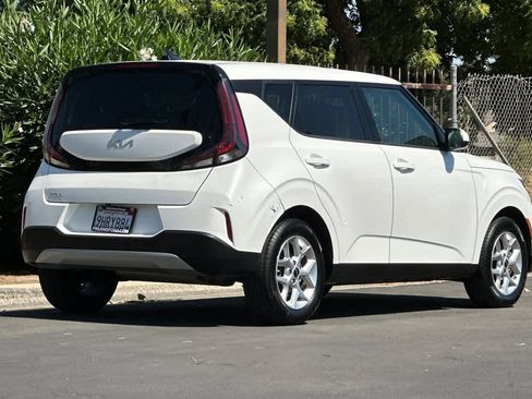 Used 2023 Kia Soul LX w/ LX Technology Package FWD image 2