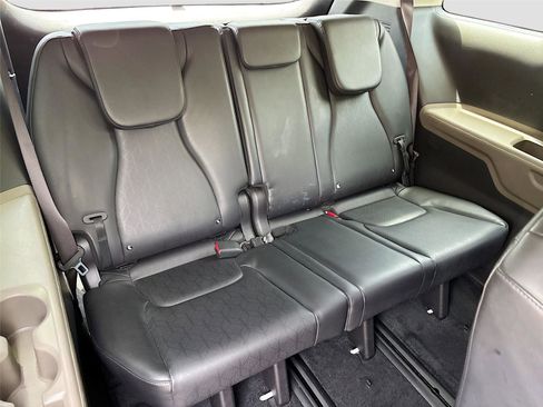 Used 2025 Kia Carnival FWD image 28