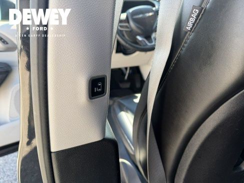 Used 2023 Chrysler Pacifica Touring-L FWD image 24