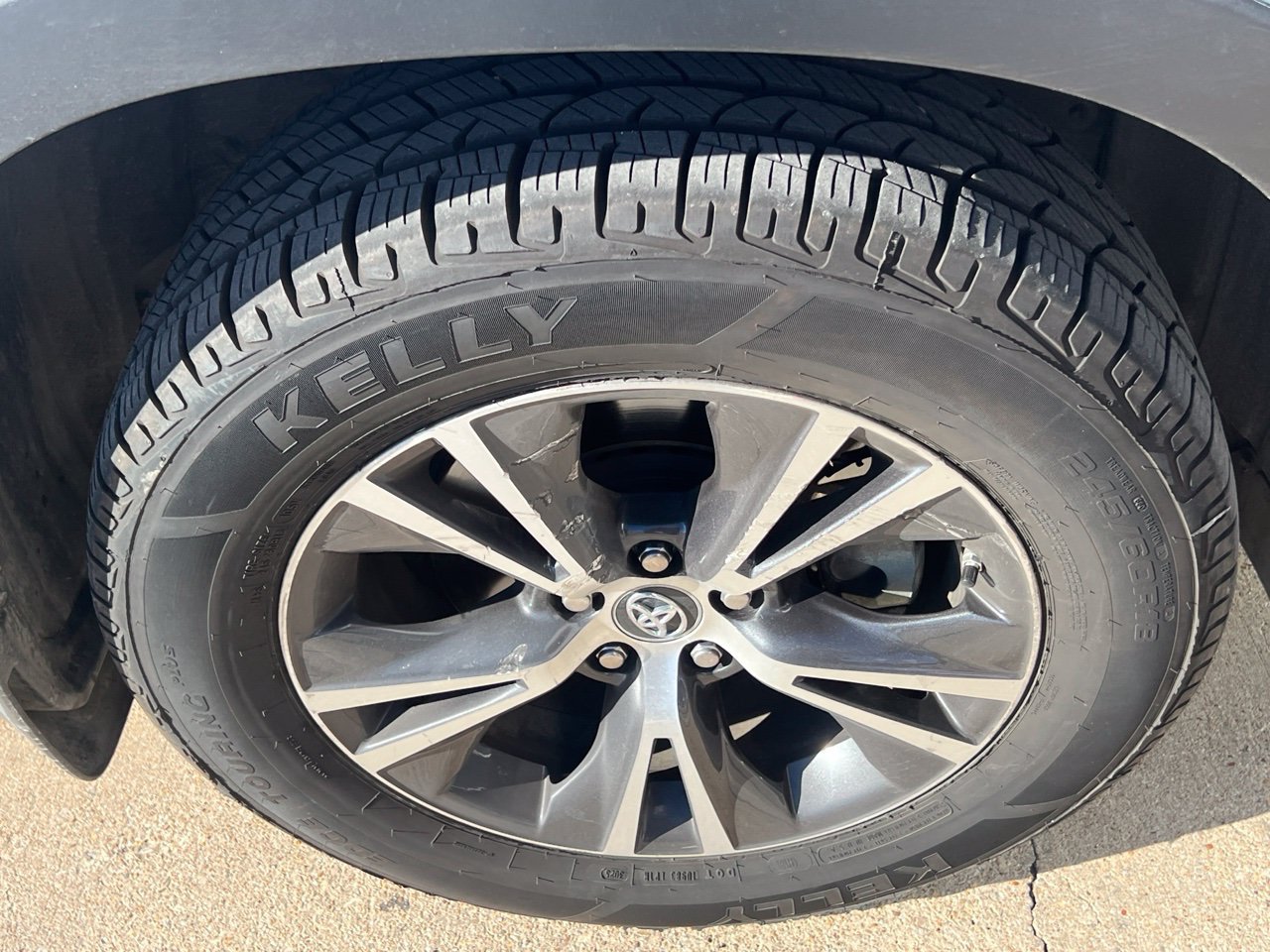 Used 2019 Toyota Highlander Plus FWD image 11