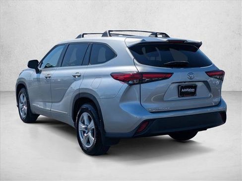 Used 2022 Toyota Highlander LE FWD image 8