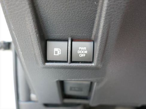 Certified 2026 Toyota Sienna XLE FWD image 28