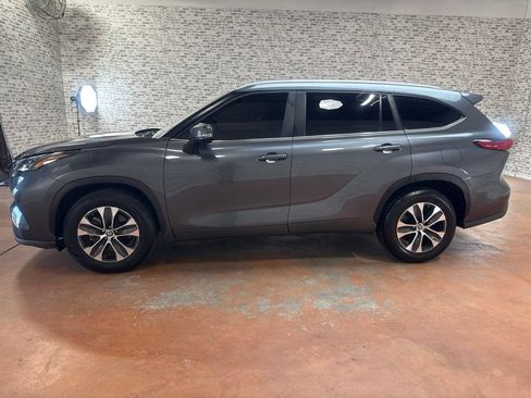 Used 2023 Toyota Highlander XLE FWD image 4