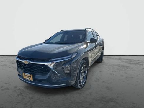 Used 2025 Chevrolet Trax LT image 3