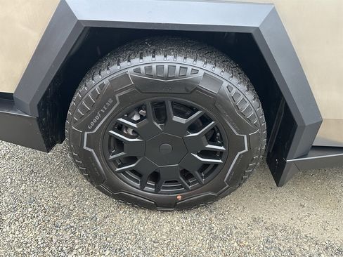 Used 2024 Tesla Cybertruck AWD Crew Cab image 34