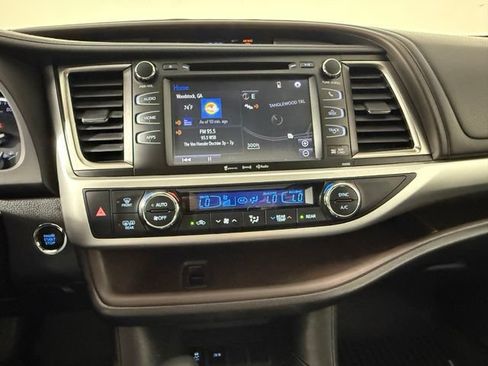 Used 2019 Toyota Highlander XLE FWD image 20