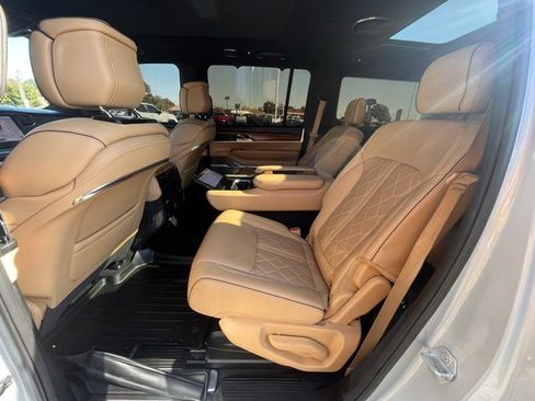 Used 2023 Jeep Grand Wagoneer Series III image 10