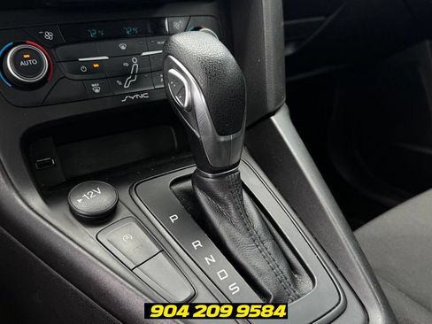 Used 2018 Ford Focus SE w/ SE Appearance Package FWD image 9