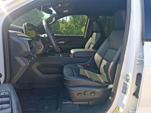 Used 2025 Chevrolet Silverado EV LT AWD/4WD image 13