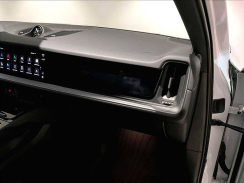 Used 2025 Porsche Cayenne image 23