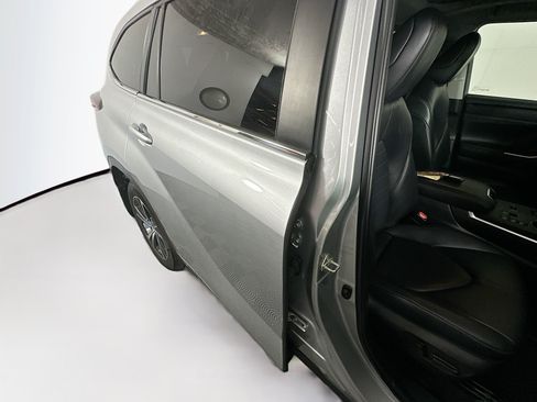 Used 2024 Toyota Highlander XLE FWD image 28