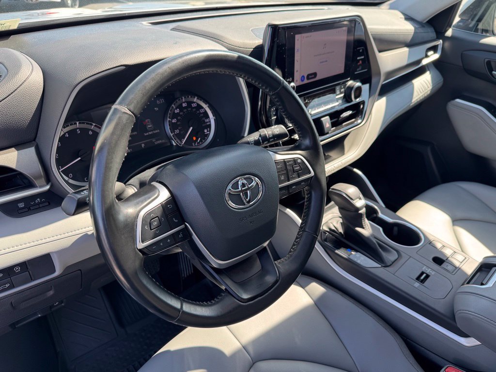 Used 2023 Toyota Highlander XLE FWD image 17