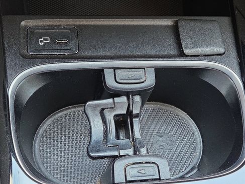Used 2022 Mercedes-Benz GLB 250 4MATIC w/ Premium Package Lite image 29