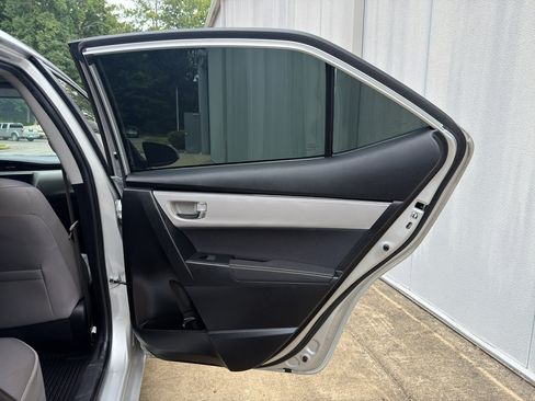 Used 2018 Toyota Corolla LE FWD image 16