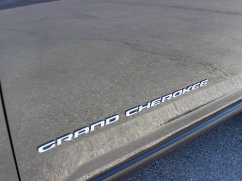 Used 2022 Jeep Grand Cherokee L Laredo w/ Luxury Tech Group I AWD/4WD image 2
