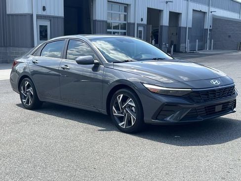 Certified 2025 Hyundai Elantra Limited FWD image 15