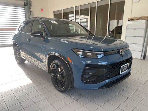 Certified 2025 Volkswagen Tiguan SE R-Line image 5