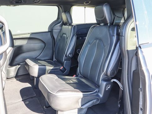 Used 2025 Chrysler Pacifica Limited image 8