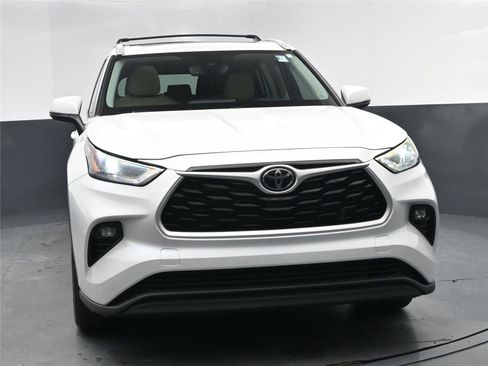 Used 2022 Toyota Highlander XLE image 11