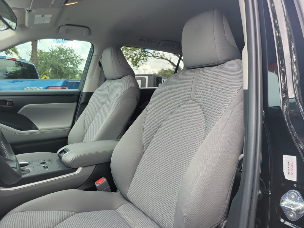Used 2024 Toyota Highlander LE FWD image 15