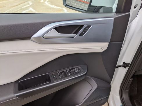 Certified 2025 Volkswagen Taos SE image 9