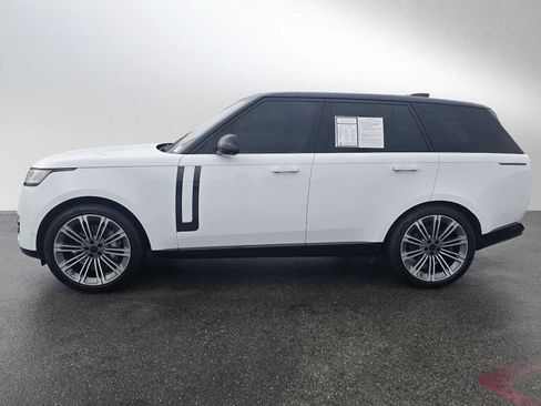 Used 2022 Land Rover Range Rover SE image 2