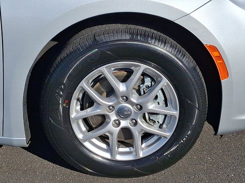 Certified 2024 Chrysler Pacifica Touring-L image 8