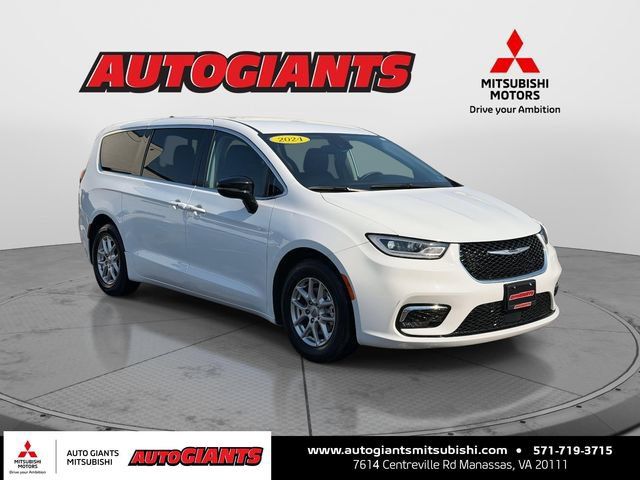 Used 2024 Chrysler Pacifica Touring-L FWD image 1