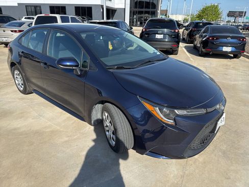Used 2022 Toyota Corolla LE image 3