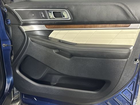 Used 2016 Ford Explorer Platinum image 35