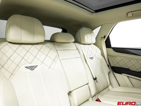Used 2021 Bentley Bentayga AWD/4WD image 37