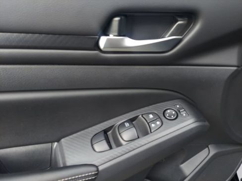 Used 2025 Nissan Altima 2.5 SV FWD image 11