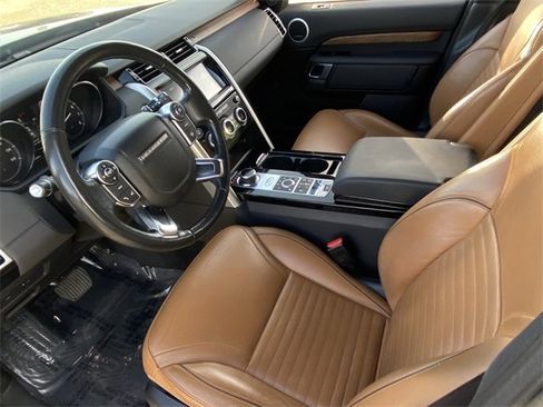 Used 2017 Land Rover Discovery HSE image 4