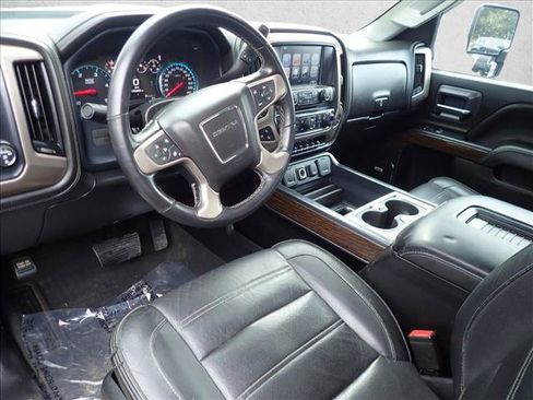 Used 2019 GMC Sierra 2500 Denali w/ Duramax Plus Package AWD/4WD image 9