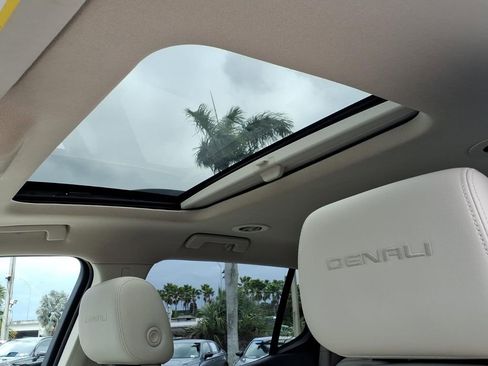 Used 2022 GMC Acadia Denali w/ Denali Ultimate Package FWD image 8