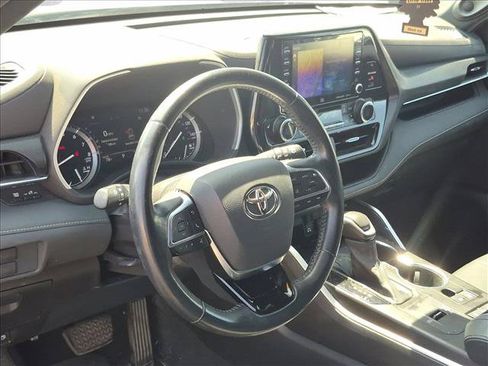 Used 2021 Toyota Highlander XSE FWD image 9
