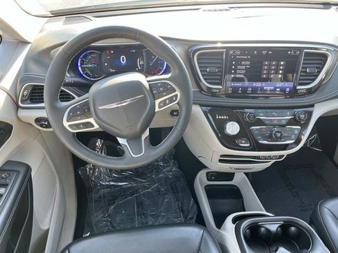 Used 2024 Chrysler Pacifica Limited FWD image 16