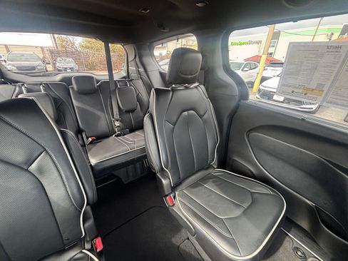 Used 2025 Chrysler Pacifica Limited image 42