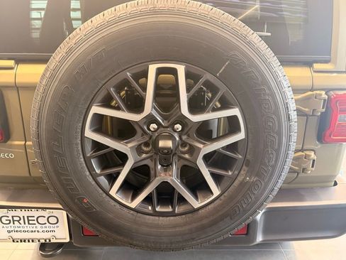 Used 2026 Jeep Wrangler Sahara AWD/4WD image 38