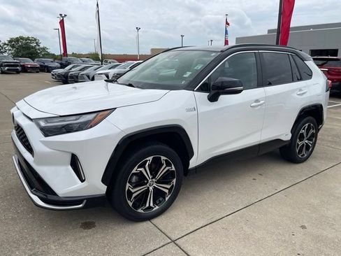 Used 2024 Toyota RAV4 XSE AWD/4WD image 2