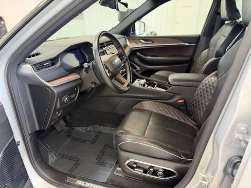 Used 2022 Jeep Grand Cherokee Summit w/ Luxury Tech Group V AWD/4WD image 48