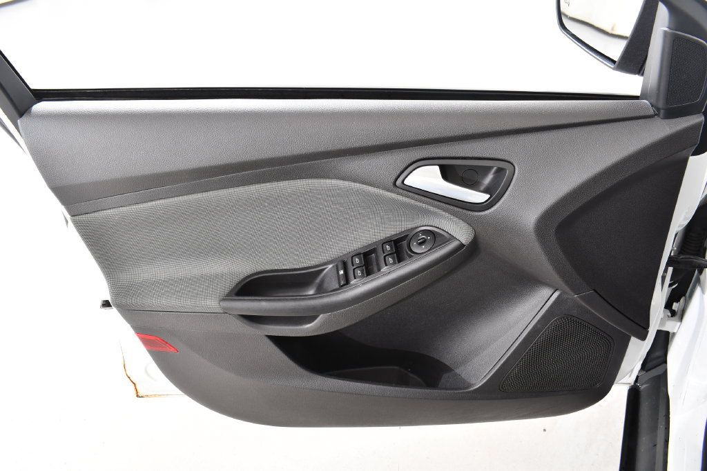Used 2013 Ford Focus SE w/ SE Winter Pkg FWD image 25