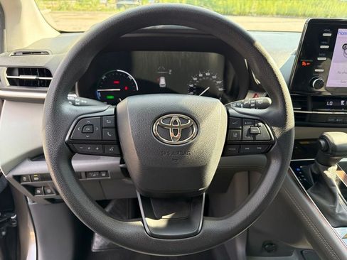 Used 2024 Toyota Sienna LE w/ LE Plus Package FWD image 16