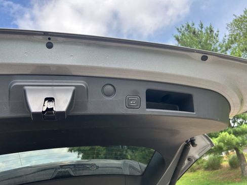 Used 2025 Chevrolet Equinox LT w/ Convenience Package II FWD image 9