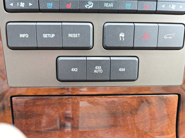 Used 2011 Lincoln Navigator 4WD image 31