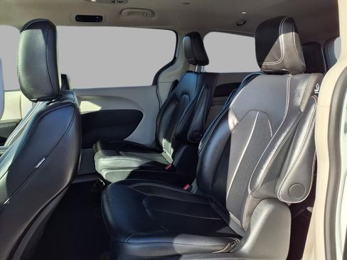 Used 2024 Chrysler Pacifica Select image 25