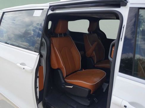 New 2026 Chrysler Pacifica Pinnacle image 28