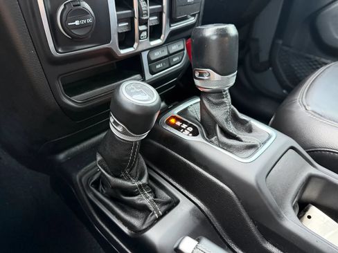Used 2020 Jeep Wrangler Unlimited Sahara w/ Cold Weather Group AWD/4WD image 16